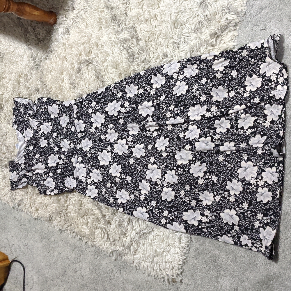 Women's dress, tea length. Black sleeveless NWT. Old Navy